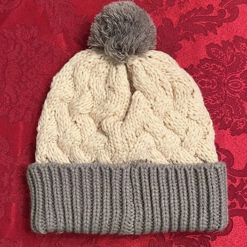 Brand New MLB New York Yankees Cream & Gray Knit Pom Hat w/ Embroidered Logo